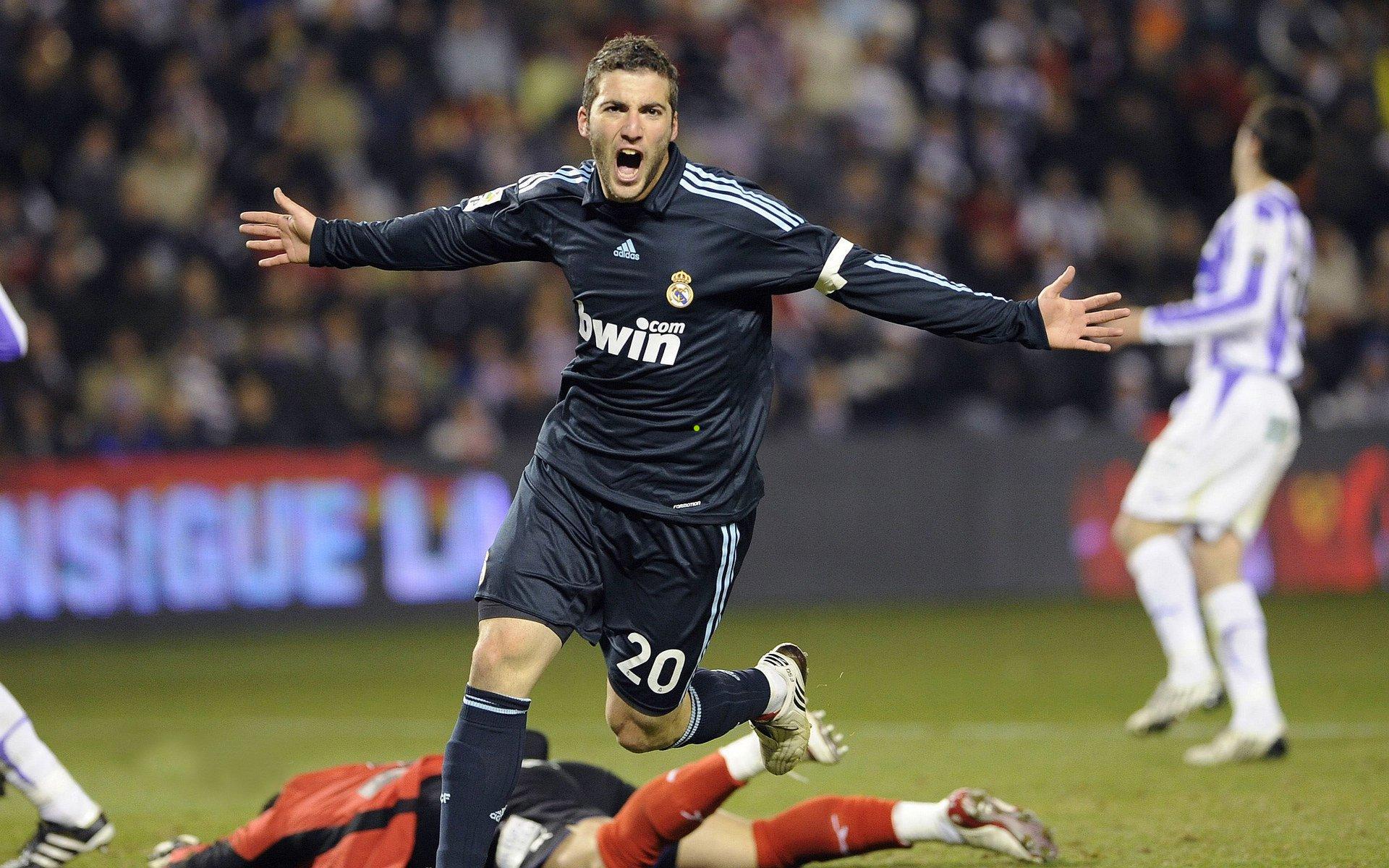 泪别蓝白主场！世预赛告别战八万球迷齐呼梅西，传奇俯身掩面而泣